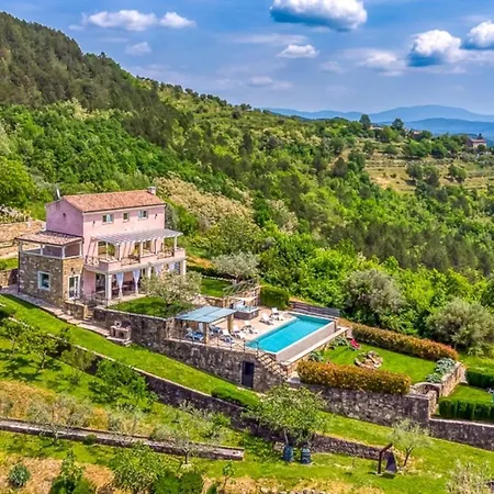 Over The Hilltop Gasthof 4*