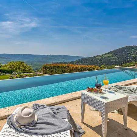 Over The Hilltop Gasthof 4*