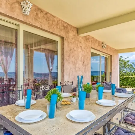 Πανσιόν Over The Hilltop 4*